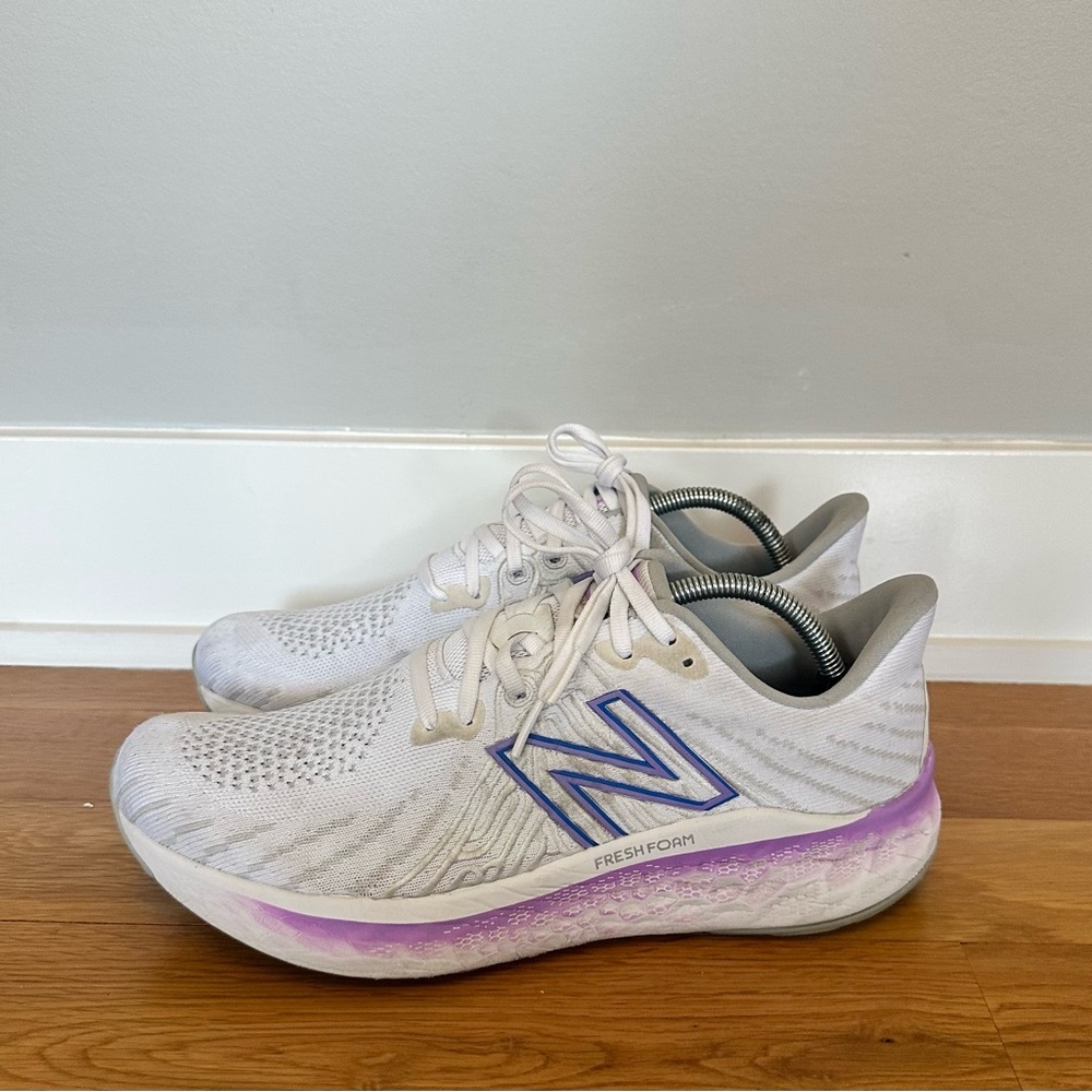 New Balance Womens Fresh Foam X Vongo V5 White  Purple Running Shoes Sz 11